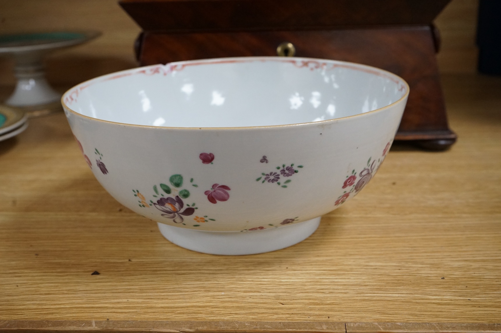 An 18th century famille rose Chinese export bowl, 26cm